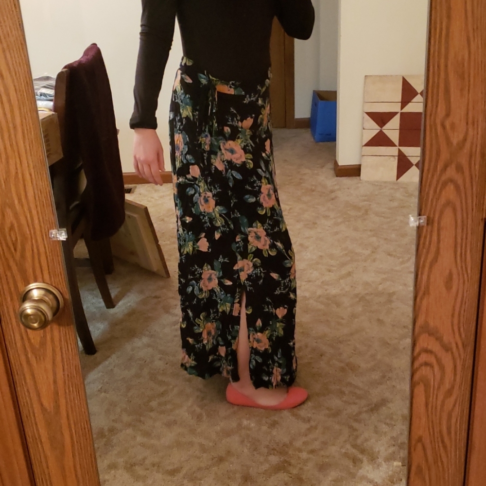 2/$15 Floral maxi skirt